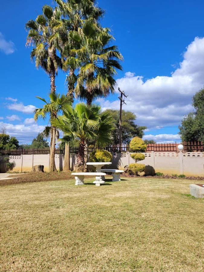 Palm Guesthouse Zeerust Екстериор снимка
