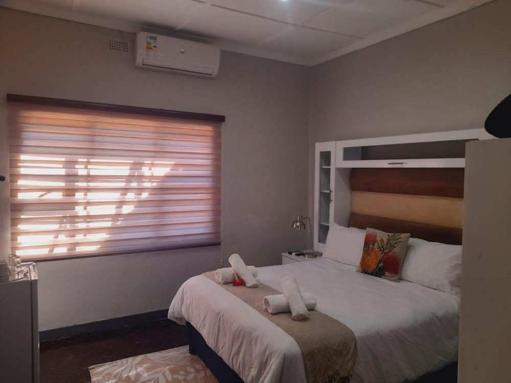 Palm Guesthouse Zeerust Екстериор снимка